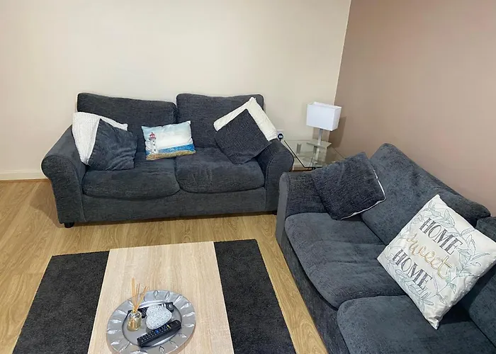 Cosy 3-Bedroom House, Stones Throw To Beach