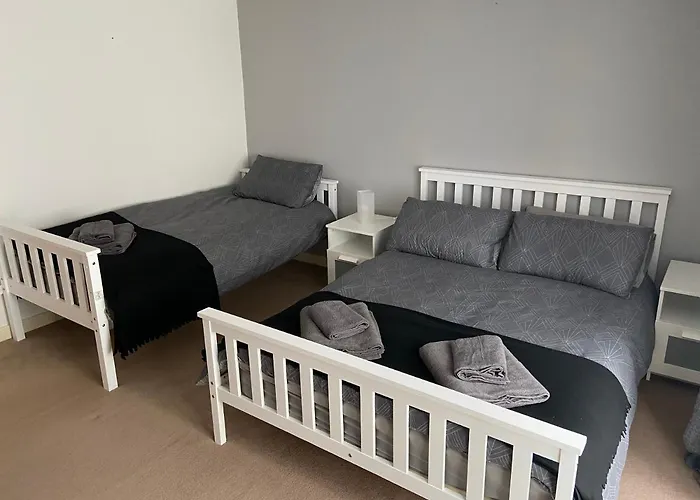 Cosy 3-Bedroom House, Stones Throw To Beach